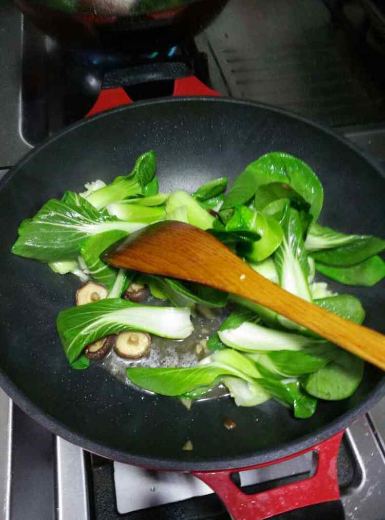 香菇炒上海青步骤6