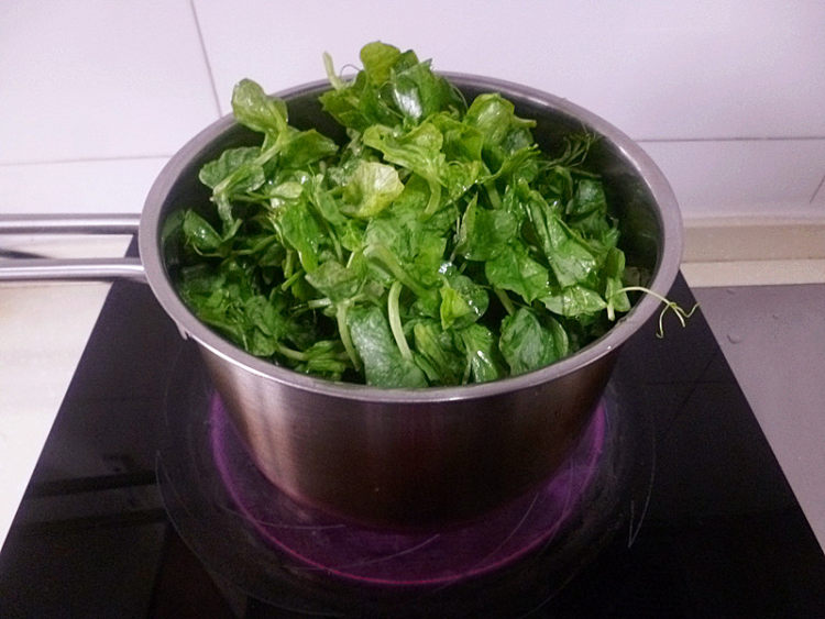 清炒豌豆尖步骤3