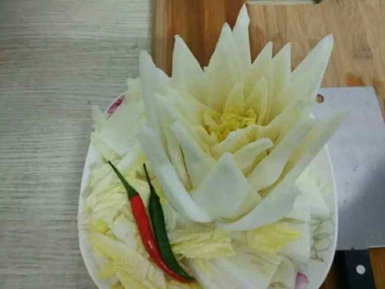 豉汁莲花白菜步骤1
