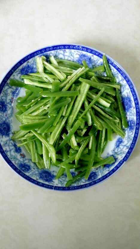 青椒胡萝卜炒藕丝步骤4