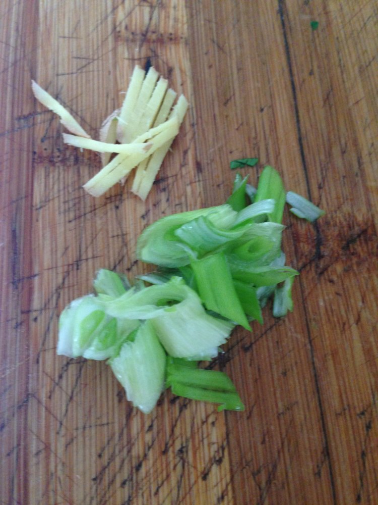 清炒水芹步骤1