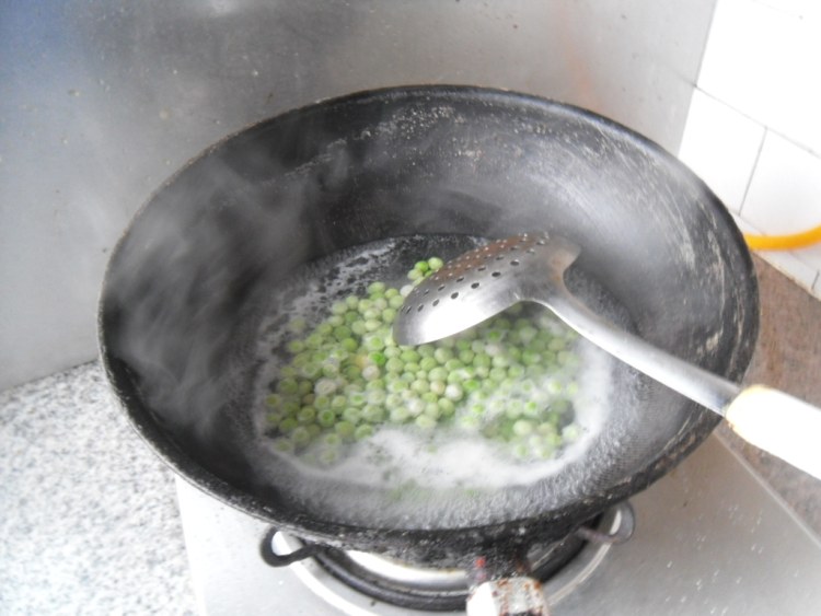 莲藕豌豆粒步骤3