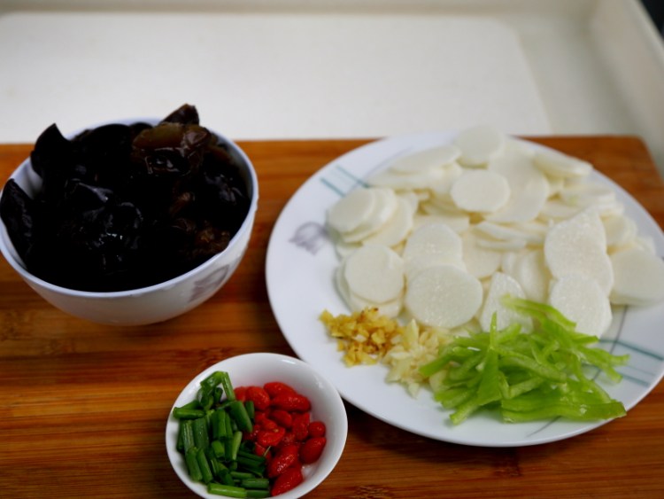 清炒山药木耳步骤2
