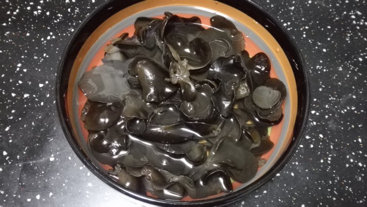 瓜片秋耳步骤1