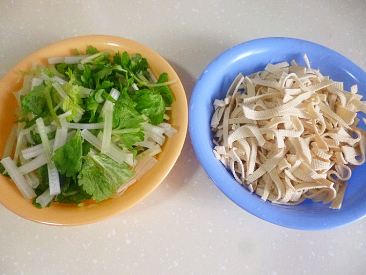 芹菜炒千张步骤1