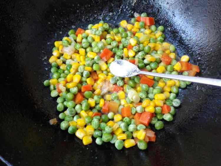豌豆炒玉米粒胡萝卜步骤7