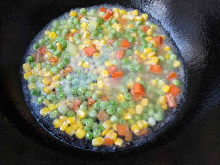 豌豆炒玉米粒胡萝卜步骤6
