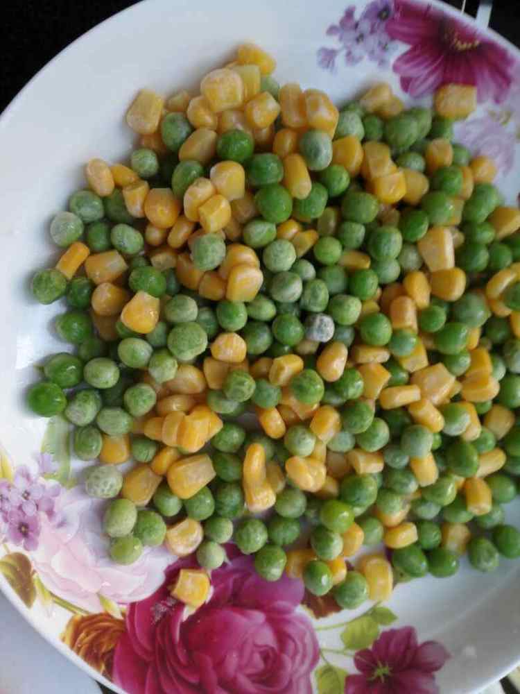 豌豆炒玉米粒胡萝卜步骤2