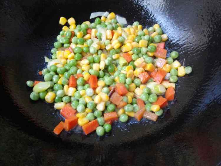 豌豆炒玉米粒胡萝卜步骤5