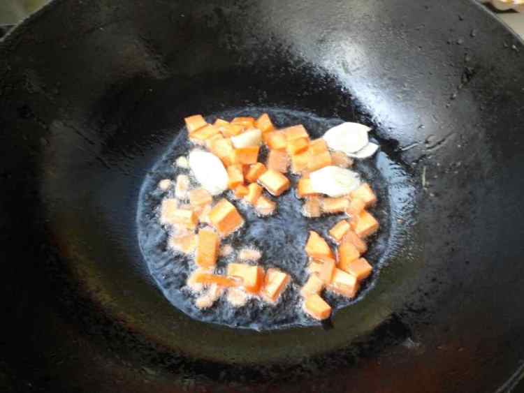 豌豆炒玉米粒胡萝卜步骤4