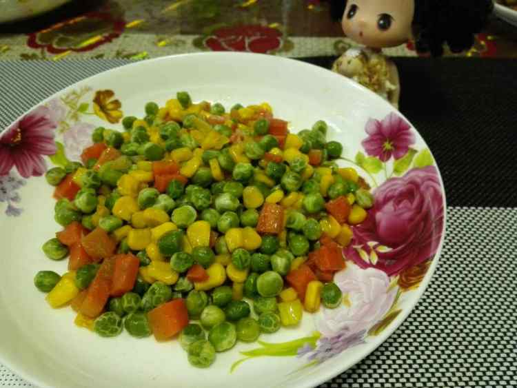豌豆炒玉米粒胡萝卜步骤8