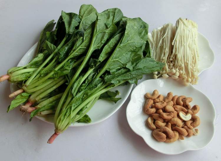 果仁菠菜步骤1
