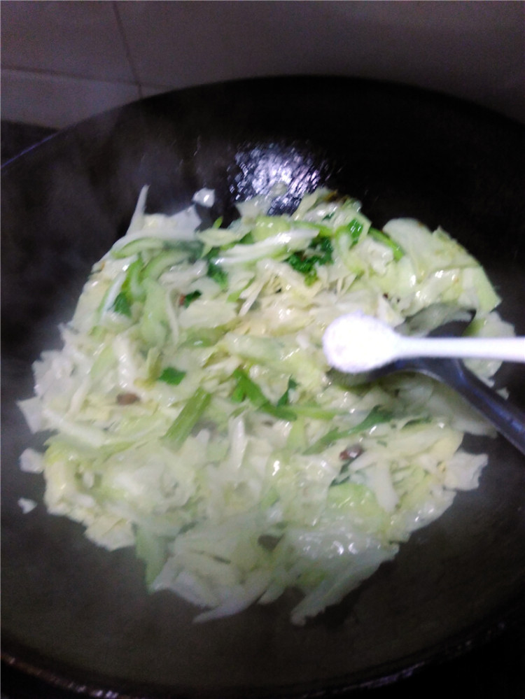 素炒莲花白步骤7