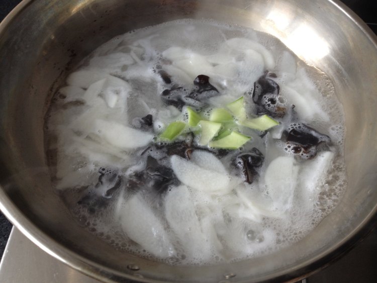 木耳炒山药步骤5