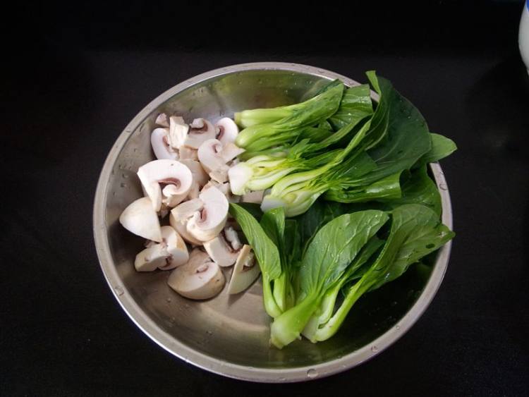 蘑菇炒菜心步骤2