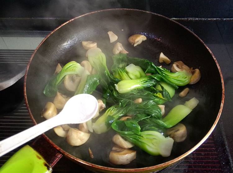 蘑菇炒菜心步骤7