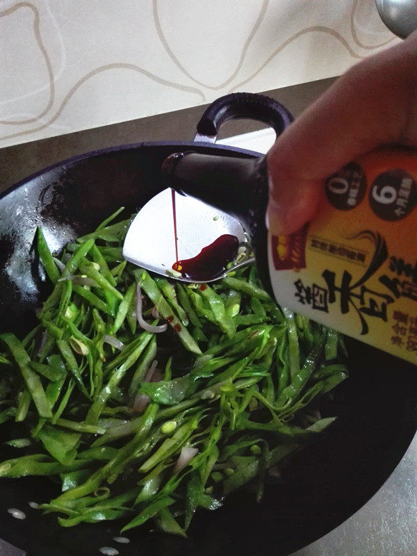 酱香扁豆丝步骤5