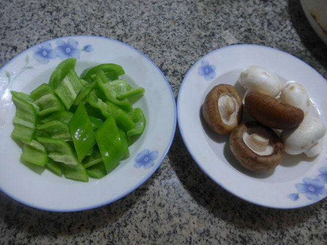 双菇炒尖椒步骤1