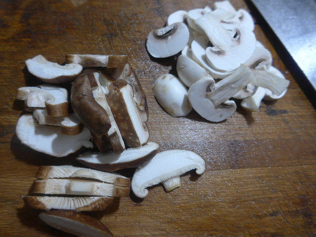 双菇炒尖椒步骤2