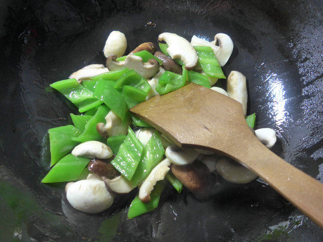 双菇炒尖椒步骤4