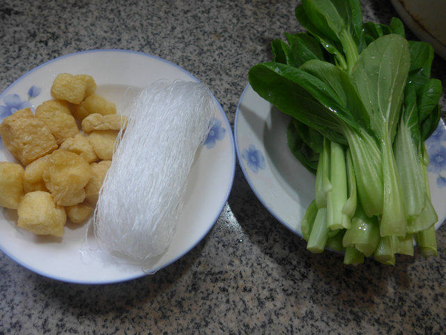 油豆腐粉丝菜芯步骤1