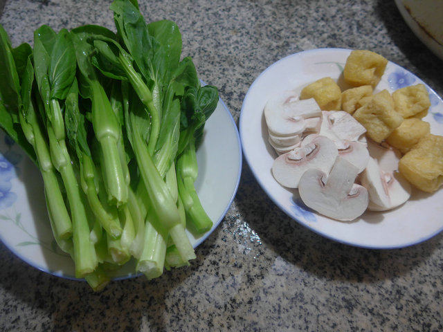 油豆腐蘑菇炒菜芯步骤1