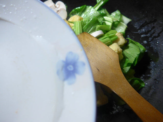 油豆腐蘑菇炒菜芯步骤5