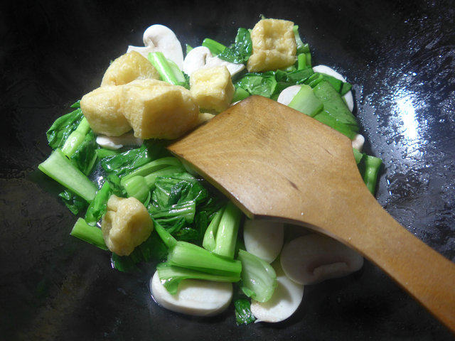 油豆腐蘑菇炒菜芯步骤6