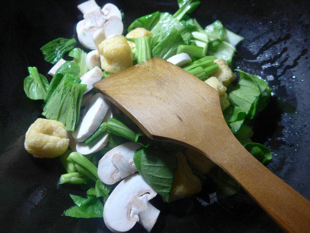 油豆腐蘑菇炒菜芯步骤4