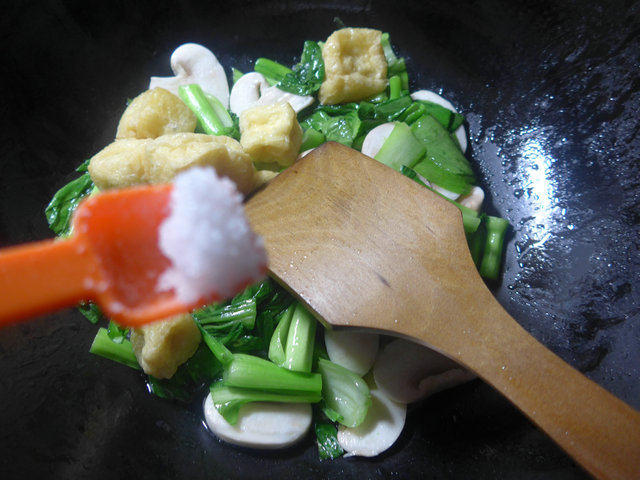 油豆腐蘑菇炒菜芯步骤7