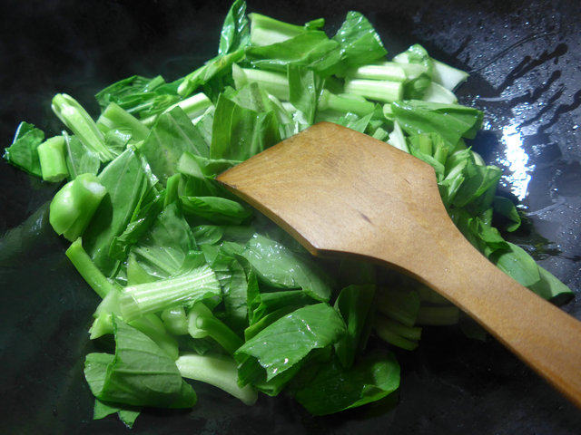 油豆腐蘑菇炒菜芯步骤3