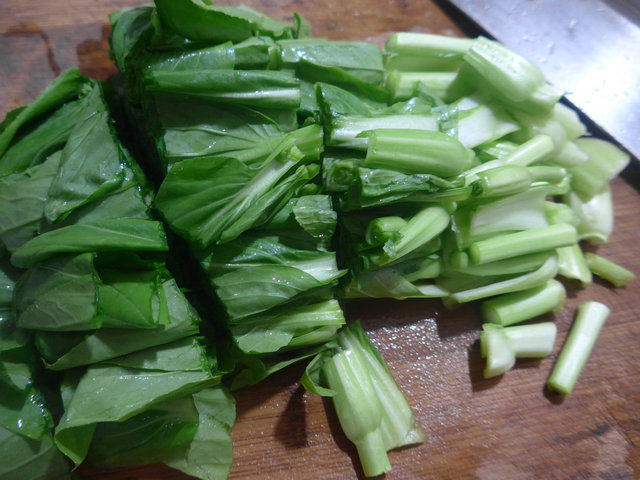 油豆腐蘑菇炒菜芯步骤2