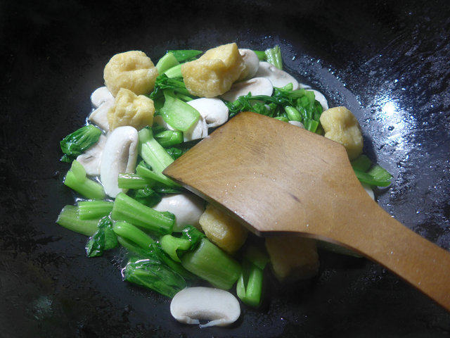 油豆腐蘑菇炒菜芯步骤8