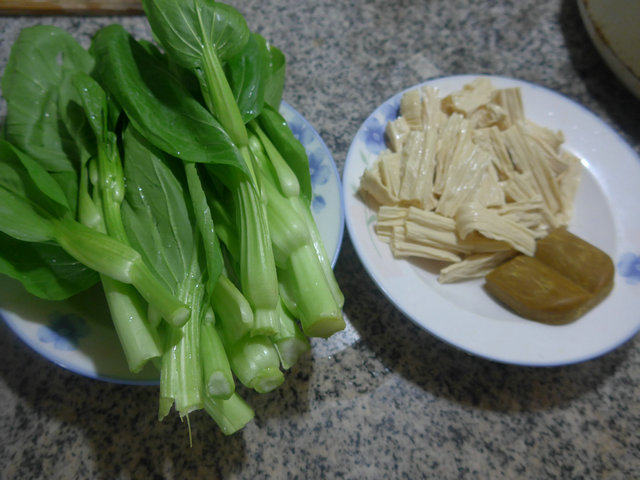 咖喱腐竹菜芯步骤1