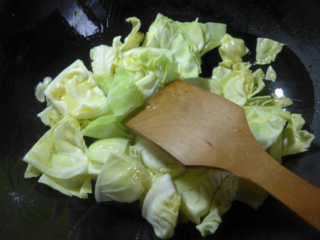 咖喱蘑菇圆白菜步骤2
