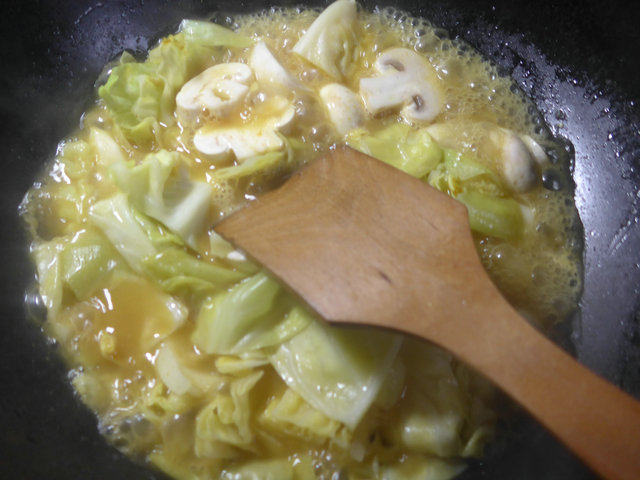 咖喱蘑菇圆白菜步骤4