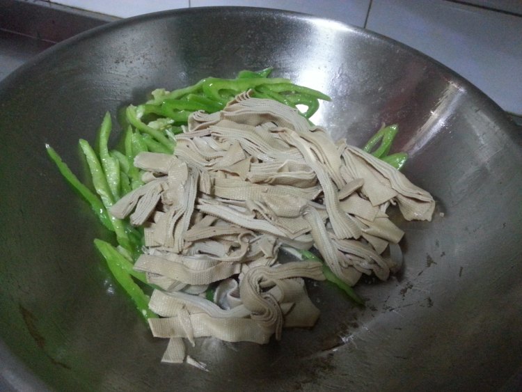 尖椒炒豆腐皮步骤4