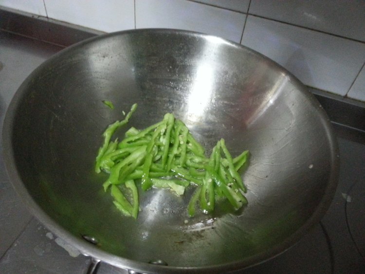 尖椒炒豆腐皮步骤3