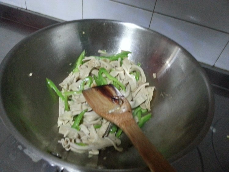 尖椒炒豆腐皮步骤5