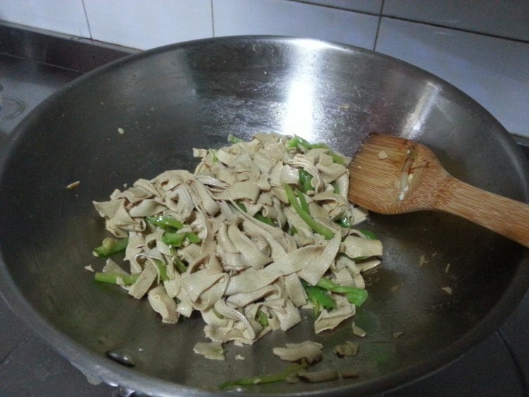 尖椒炒豆腐皮步骤7