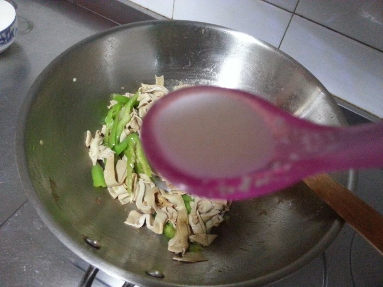 尖椒炒豆腐皮步骤6