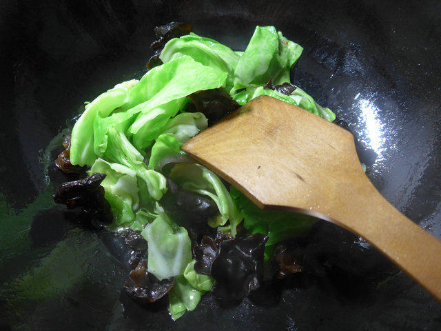 黑木耳炒圆白菜步骤5