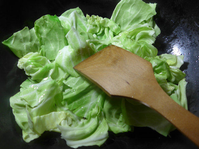 黑木耳炒圆白菜步骤2