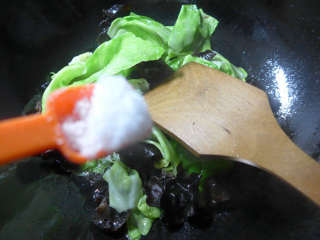 黑木耳炒圆白菜步骤7