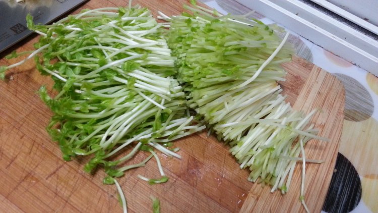 豆苗炒鸡蛋步骤1