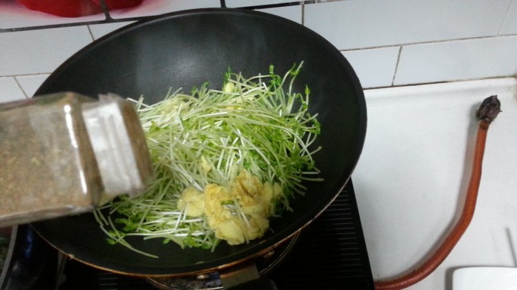 豆苗炒鸡蛋步骤5