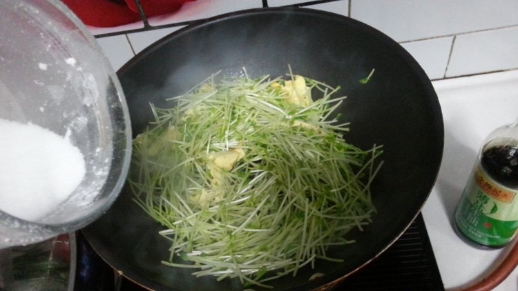 豆苗炒鸡蛋步骤7