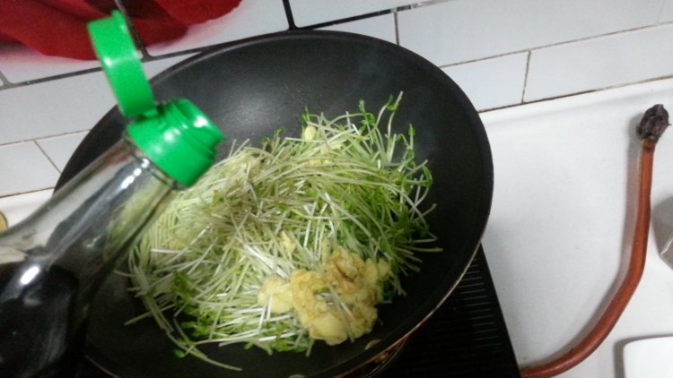 豆苗炒鸡蛋步骤6