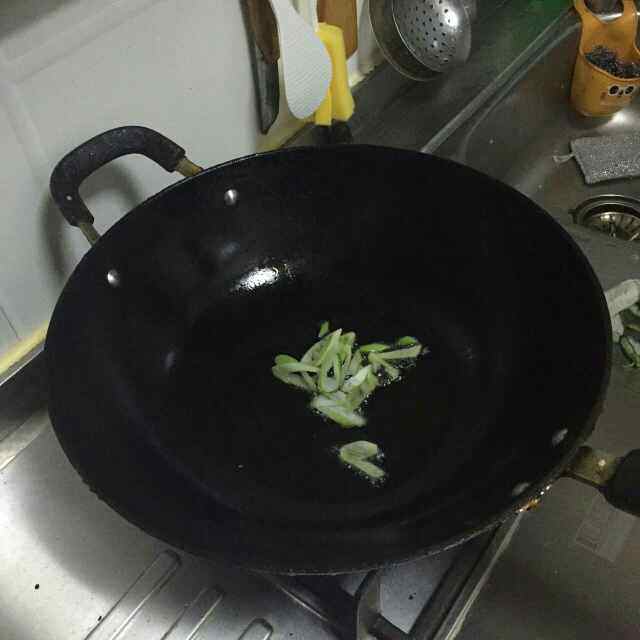 豆芽炒蒜苗步骤3