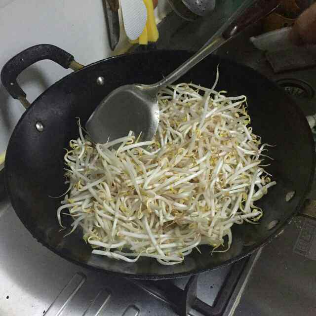 豆芽炒蒜苗步骤4